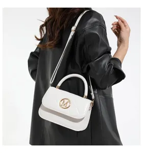 Weiße gesteppte Handtasche mit goldenem M-Logo an einem Model