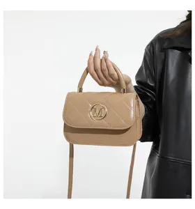 Elegante gesteppte Handtasche in Hellbraun mit goldenem M-Logo und schmalem Schultergurt.