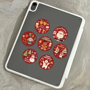 Dichtbij van diverse kerststickers met cartoonpatronen op de achterkant van tablet