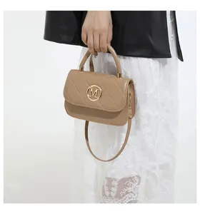 Detailansicht einer khakifarbenen gesteppten Tasche mit goldenem M-Logo