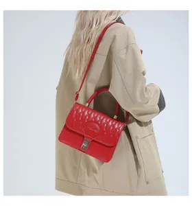 Bolso bandolera rojo bordado con asa superior y cierre dorado elegante