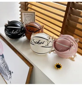 Vista detallada de cuatro colores de bolsos bandolera con forma de baloncesto y cadenas
