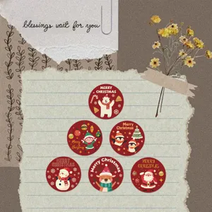 Detailopname van 6 feestelijke kerststickers gepresenteerd op een scrapbook achtergrond.