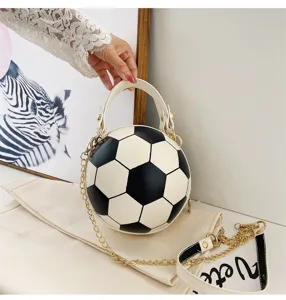 Primer plano de un bolso bandolera único con forma de balón de fútbol