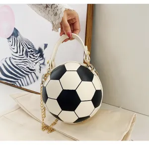 Vista detallada de un bolso bandolera creativo con forma de balón de fútbol para mujer