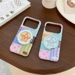 Detail einer bunten Dopamin-Patchwork-Handyhülle mit Drehringständer für das iPhone.