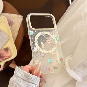 Détail d'une coque de téléphone transparente à paillettes avec motifs et anneau MagSafe intégré