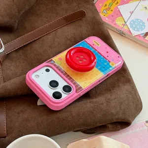 Gros plan détaillé d'une coque iPhone rose avec motifs colorés et support de bouton rouge