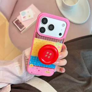 Gros plan d'une coque iPhone à pois avec un grand support bouton rouge