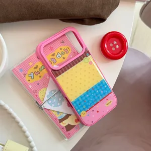 Vue détaillée d'une coque de téléphone colorée style dopamine avec motifs à pois et boutons.