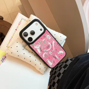 Vue détaillée du motif de chat de dessin animé rose sur une coque iPhone