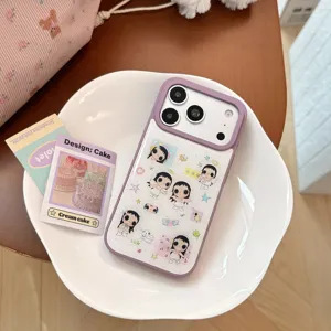 Vue détaillée d'une coque iPhone violette avec une adorable illustration de fille ange