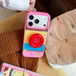 Coque iPhone colorée à pois avec un support en forme de gros bouton rouge en 3D
