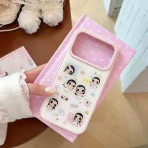 Détail d'illustrations de filles anges sur une coque de protection rose pour iPhone