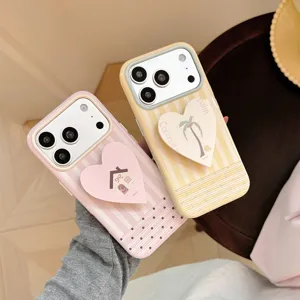 Vue rapprochée de coques iPhone rayées artistiques avec des supports de téléphone en cœur