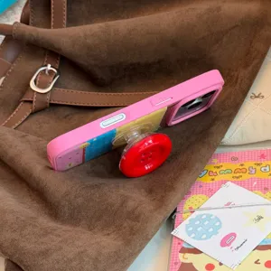 Vue détaillée d'une coque iPhone rose avec un support de poignée bouton rouge