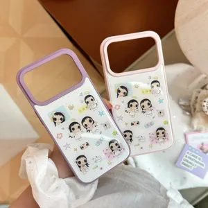Détail des coques de téléphone avec illustrations d'anges et finition en résine