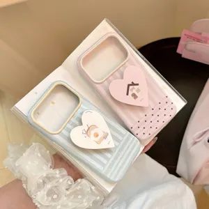 Gros plan de coques de téléphone rayées avec supports en forme de cœur, toast et maison.