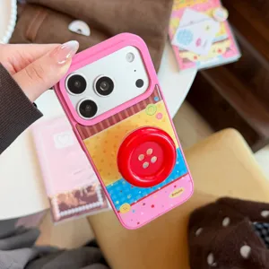 Gros plan d'une coque iPhone colorée style dopamine avec support bouton rouge.