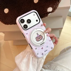 Λεπτομερής προβολή ροζ καρό θήκης iPhone με περιστρεφόμενη μαγνητική βάση αρκούδας.