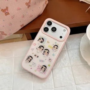 Gros plan d'une coque iPhone rose avec des illustrations de petites filles anges