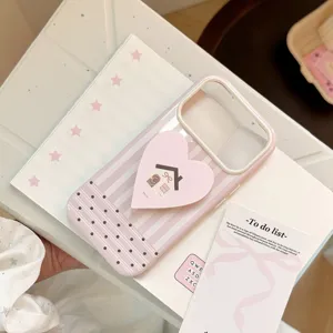Vue détaillée de la coque à rayures roses avec un joli support artistique en cœur