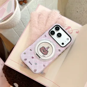 Κοντινό πλάνο ροζ καρό θήκης iPhone με μοτίβο αρκουδάκι και μαγνητική περιστρεφόμενη βάση.