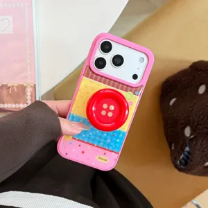 Gros plan d'une coque iPhone colorée style dopamine avec un support en forme de bouton