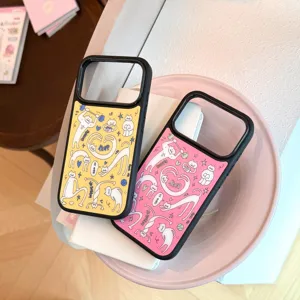 Vue détaillée des illustrations de chats mignons sur les coques de téléphone jaune et rose.