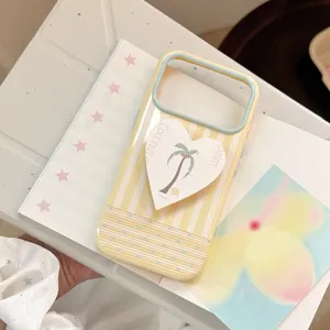 Gros plan d'une coque rayée jaune artistique avec support de téléphone en forme de cœur
