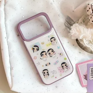 Gros plan d'une coque de téléphone violette avec des illustrations de filles anges