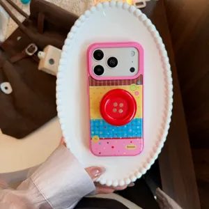 Gros plan d'une coque iPhone colorée avec un support en forme de gros bouton rouge.