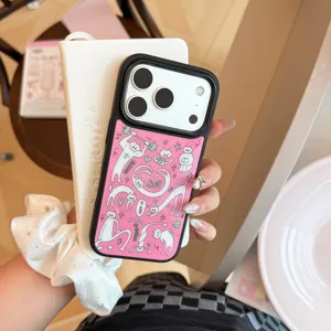 Détail d'une coque iPhone rose avec des illustrations de chats abstraits tenue à la main