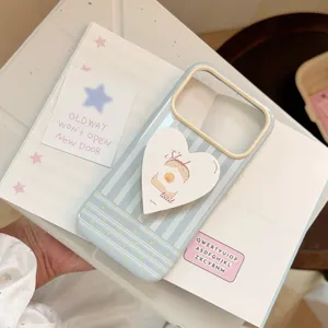Coque iPhone à rayures bleues artistiques avec support en forme d'œuf sur le plat.