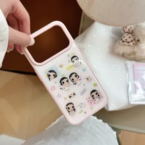 Détail d'une coque de téléphone en époxy rose avec d'adorables illustrations d'anges