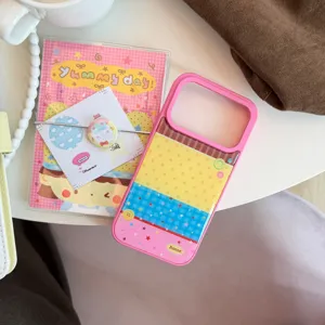 Coque iPhone colorée style Dopamine avec motifs à pois et étoiles en patchwork créatif