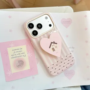 Détail de la coque iPhone à rayures roses avec support de maison en forme de cœur