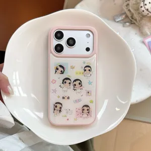 Gros plan d'une coque iPhone rose avec des illustrations d'anges mignons sur une assiette.