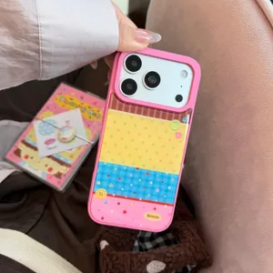 Gros plan du design en patchwork de pois et de boutons sur une coque rose pour iPhone.