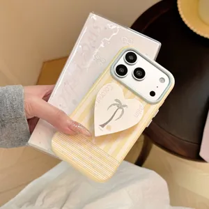 Détail de la coque rayée jaune avec un support de téléphone en forme de cœur