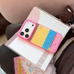 Coque iPhone patchwork à pois colorés et boutons au style dopamine vibrant