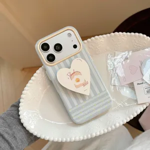 Détail d'une coque iPhone rayée avec un support en forme de cœur et motif toast