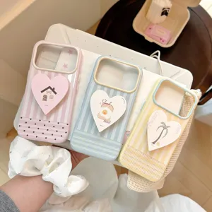 Trois coques iPhone à rayures avec supports en cœur, motifs maison, toast et palmier.