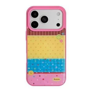 Coque iPhone colorée style dopamine avec pois et design en patchwork de boutons.