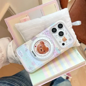Gedetailleerd overzicht van de schattige beerstandaard op een pastel iPhone-hoesje