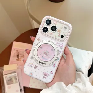Detail van een wit iPhone-hoesje met schattige berenprint en een draaibare ringhouder.