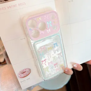 Detaillierte Makroansicht der klaren iPhone-Hülle mit pastellfarbenen Schleifenmustern