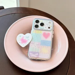 Détail de coque de téléphone lapin avec support cœur sur une assiette rose