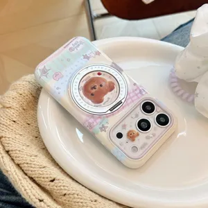 Close-up van schattig iPhone-hoesje met beer en ingebouwde ronde draaibare standaard.