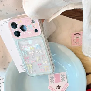 Detailansicht einer klaren iPhone-Hülle mit pastellfarbenen Schleifen und Kartensteckplatz.
